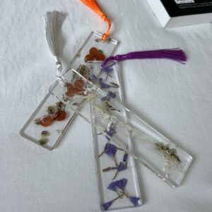 marque page en résine transparent avec fleurs séchées fait main